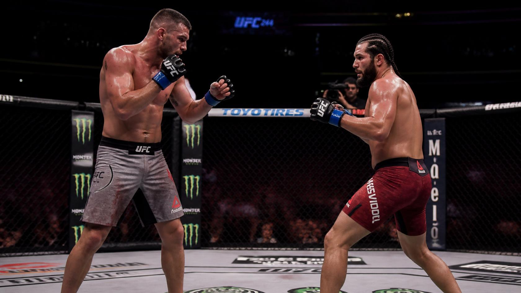 Combat de MMA en cage lors d'un gala